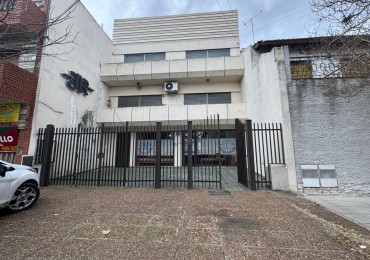 Galpon de 2 plantas con fuerza motriz, oficina y local comercial- Buena ubicacion